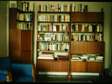 Buchsammlung in der Wohnung von Nelly Sachs